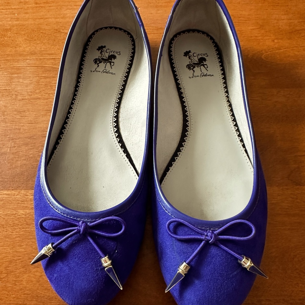 Size 10 suede flats in a rich purple with a pretty bow detail.